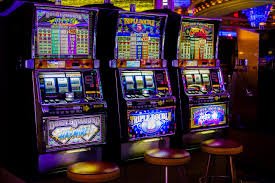 Gambaran cashback mingguan dengan grafik angka dan perlengkapan taruhan dalam warna gelap